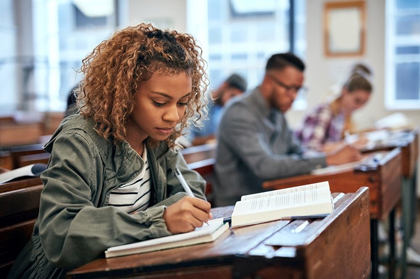 871569792 Fotoausschnitt von im Kurs sitzenden Universitätsstudenten